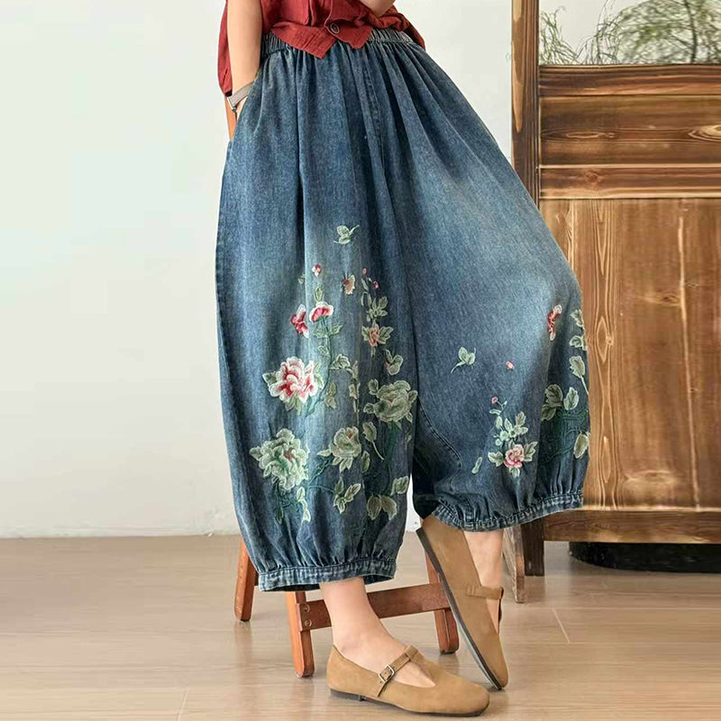 Relaxed embroidered denim pants with timeless casual charm