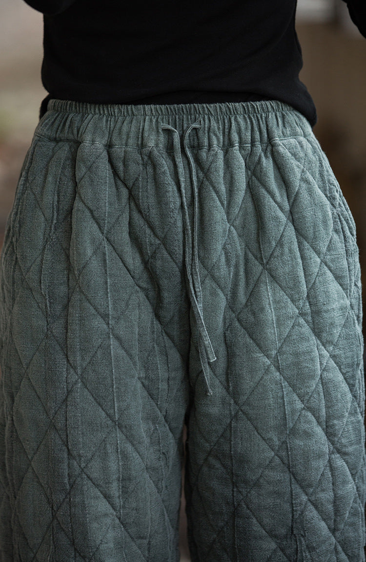 Elastic waist with drawstring detail on quilted pants